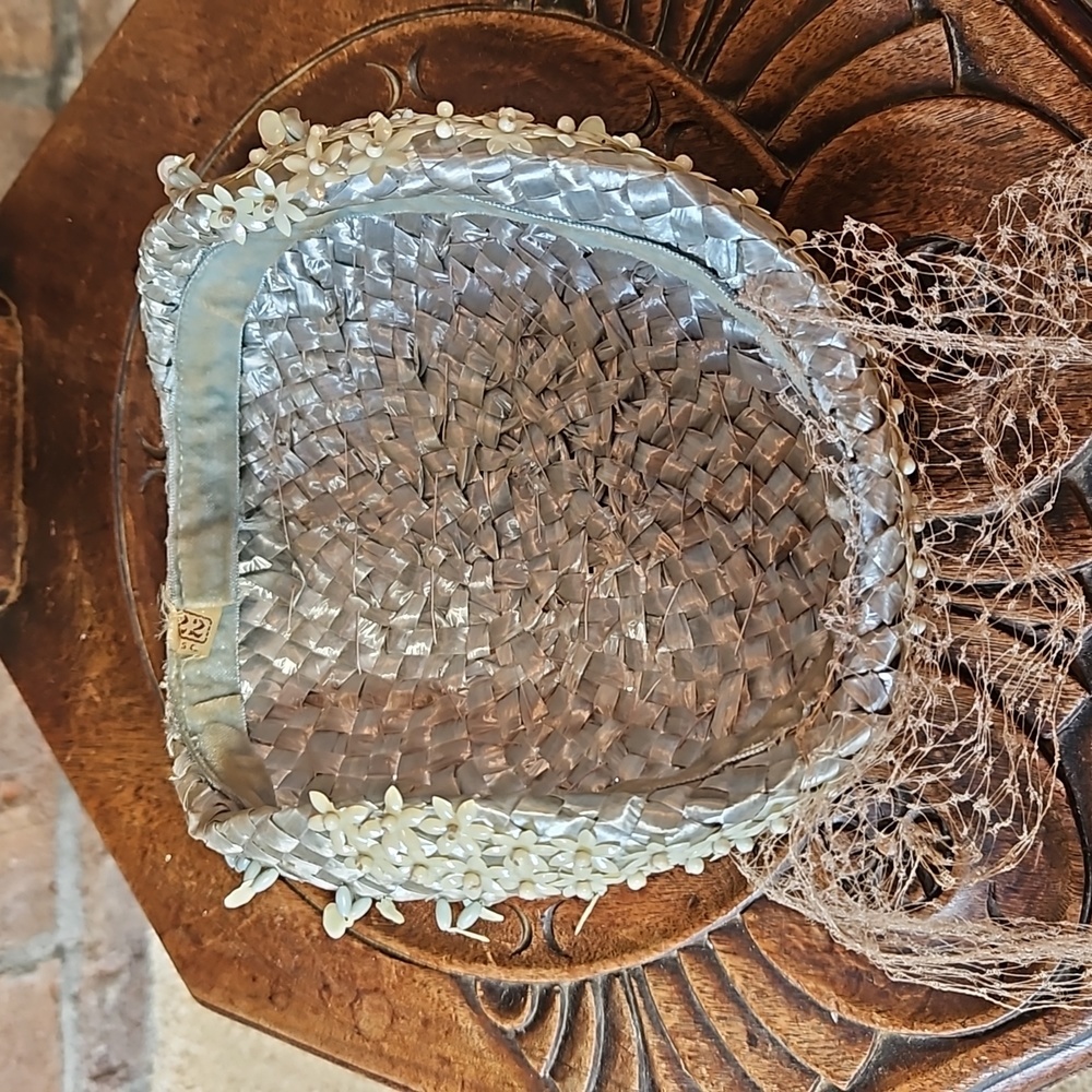 Vintage straw, beaded hat with netted tie from the 1940s or 1950s - Picture 7 of 8